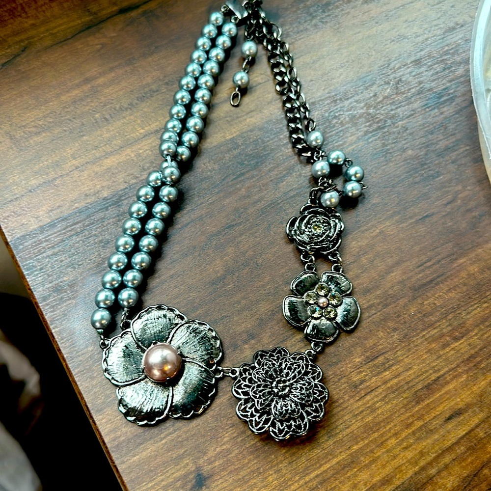 EUC Statement necklace - pearl
